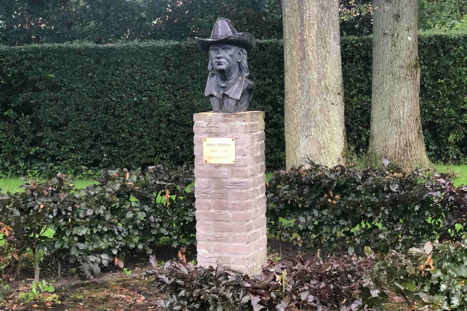 GROLLOO - Het C+B Museum is een museum over de voormalige bluesband Cuby + Blizzards. Het museum werd op 1 juni 2011 geopend in de boerderij aan de Voorstreek waar de leadzanger Harry Muskee, alias 'Cuby', van 1965 tot 1971 woonde.
Op de foto: Standbeeld Harry Muskee